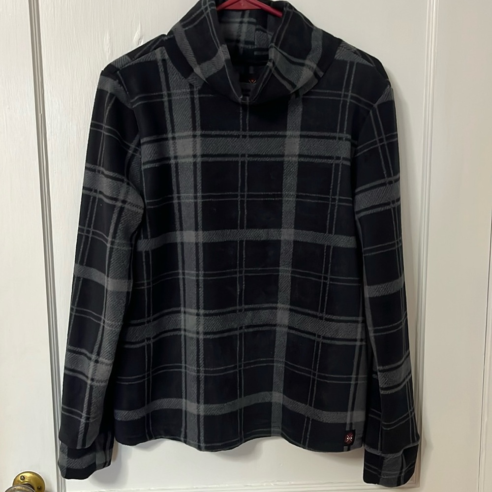 Women’s Mountain and Isles medium fleece top- medium